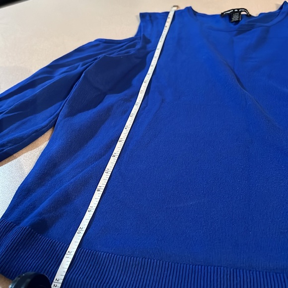 Cable & Gauge woman’s blue sweater with a peekaboo shoulder size large - Picture 3 of 5